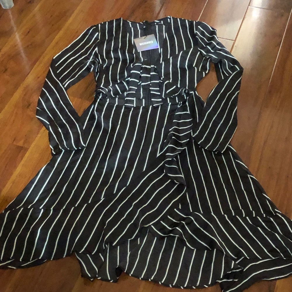 Missguided. Black and White Long Sleeve Dresses - Picture 5 of 6